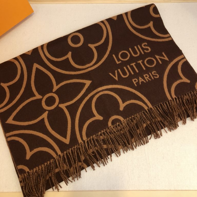 The  LV In Bloom Scarf tells a visual story of sophistication with its oversized Monogram flowers in a wide format. The plush blend wraps warmth around you on winter days. Can be worn on both sides.200 x 70 cm(length x h