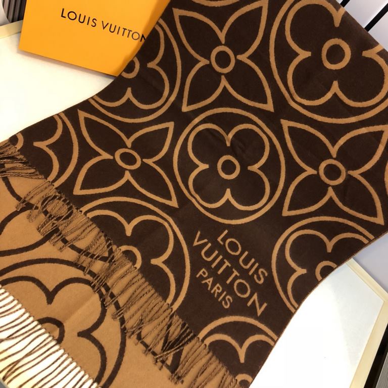 The  LV In Bloom Scarf tells a visual story of sophistication with its oversized Monogram flowers in a wide format. The plush blend wraps warmth around you on winter days. Can be worn on both sides.200 x 70 cm(length x h