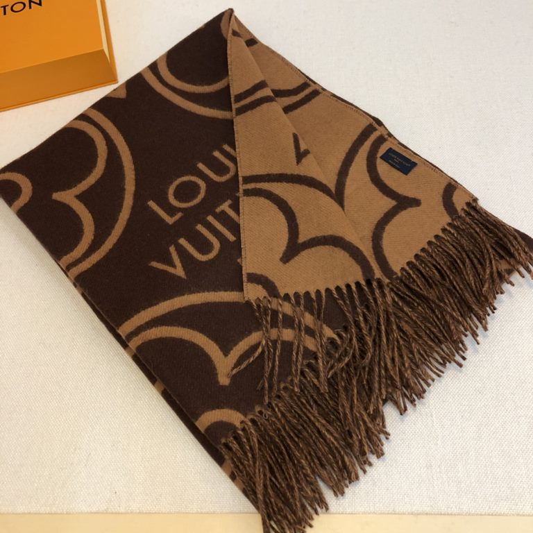 The  LV In Bloom Scarf tells a visual story of sophistication with its oversized Monogram flowers in a wide format. The plush blend wraps warmth around you on winter days. Can be worn on both sides.200 x 70 cm(length x h