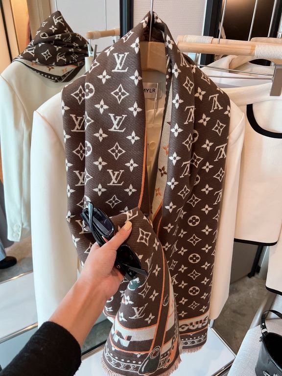 Louis Vuitton (LV Louis Vuitton) women need glamorous accessories to create a maverick never fashionable people seek luxury chain pattern bursting out of a unique sense of beauty exudes a true elegance of the charm of th