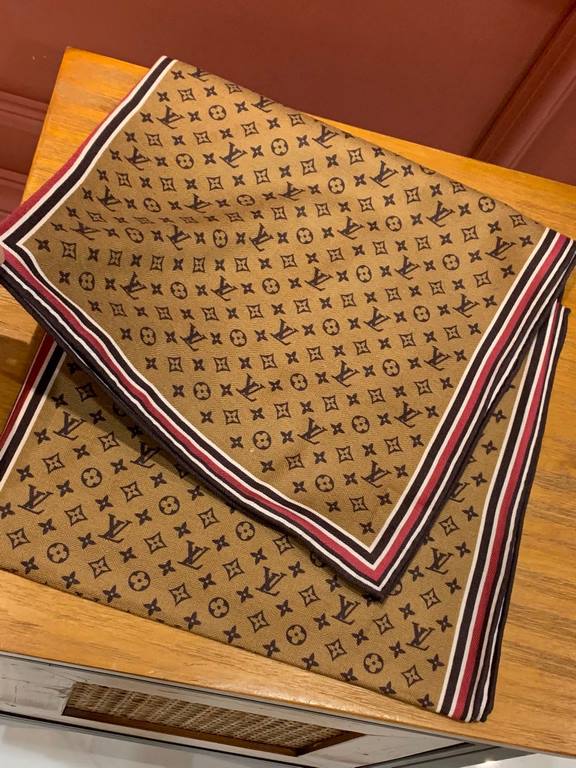 The king of value for money   New on  Specifications 65cm  180cm top herringbone pattern silk cashmere long scarf【Both sides of the same color】 High-end starting pointFashionable to bomb! Pure and simple LV accent! LV th