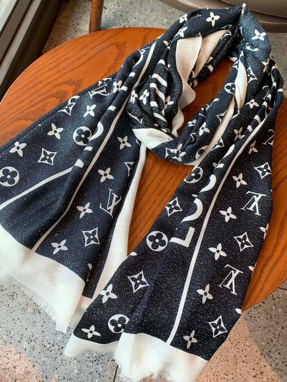 The scarf that will glow and shine is fashionable and versatile! LV new old flower long scarf] A great item to enhance your temperament and taste! Four seasons must have! Really unbeatable and practical! Lv rare cashmere