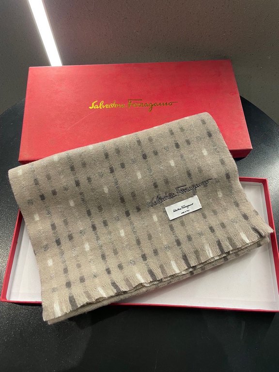 Ferragamo Salvatore Ferragamo stars with the same models, men and women with the same models of stripes latest models of cashmere scarf, striped design and black and white color collocation, let a person refreshing feeli