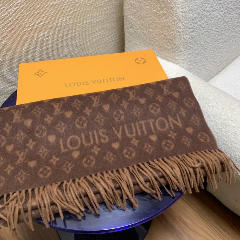 [  can be trusted with a high level of chic!!! Quality is super awesome, this price is truly super value to home! LV another fall and winter models scarf, old flower is LV's most fashionable design! The special thing abo