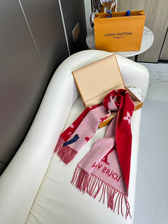 The price comes with the full box in the picture! Lv Donkey #          Reversible Cashmere ScarfA scarf that will last a lifetime. A classic that will never go out of style.The cashmere material is not at all tangled You