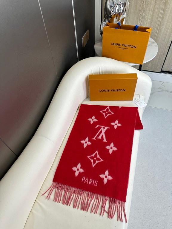 The price comes with the full box in the picture! Lv Donkey #          Reversible Cashmere ScarfA scarf that will last a lifetime. A classic that will never go out of style.The cashmere material is not at all tangled You