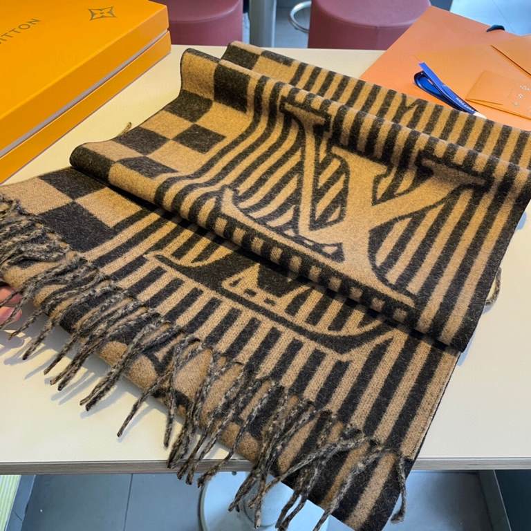 New   Counter synchronization   Donkey's new [L Stripe Checkerboard Scarf] unisex, the LV Graphical Scarf is a striking stripe with the classic Damier pattern and oversized LV letters, and a rustic tasseled trim. The sof