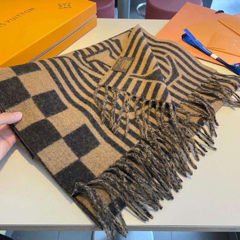 New   Counter synchronization   Donkey's new [L Stripe Checkerboard Scarf] unisex, the LV Graphical Scarf is a striking stripe with the classic Damier pattern and oversized LV letters, and a rustic tasseled trim. The sof