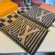 New   Counter synchronization   Donkey's new [L Stripe Checkerboard Scarf] unisex, the LV Graphical Scarf is a striking stripe with the classic Damier pattern and oversized LV letters, and a rustic tasseled trim. The sof