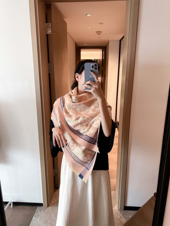 LV counter new, foreign counter special. Scarf shawl, luxury atmosphere small qualification tone   exquisite all the beautiful language used in it is not too much, the fashion mirror badge skillfully combined in the scar