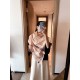 LV counter new, foreign counter special. Scarf shawl, luxury atmosphere small qualification tone   exquisite all the beautiful language used in it is not too much, the fashion mirror badge skillfully combined in the scar