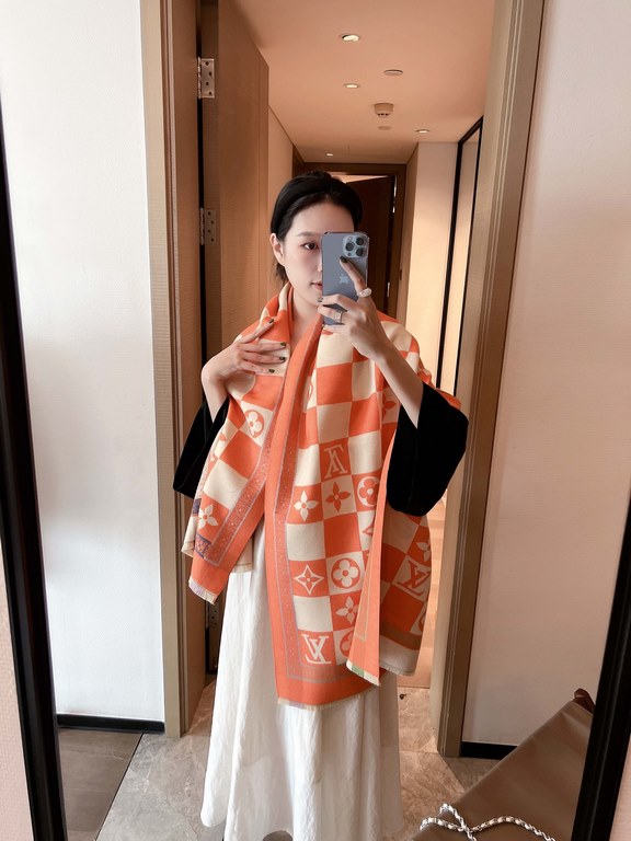 LV counter new, foreign counter special. Scarf shawl, luxury atmosphere small qualification tone   exquisite all the beautiful language used in it is not too much, the fashion mirror badge skillfully combined in the scar