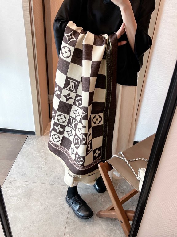 LV counter new, foreign counter special. Scarf shawl, luxury atmosphere small qualification tone   exquisite all the beautiful language used in it is not too much, the fashion mirror badge skillfully combined in the scar