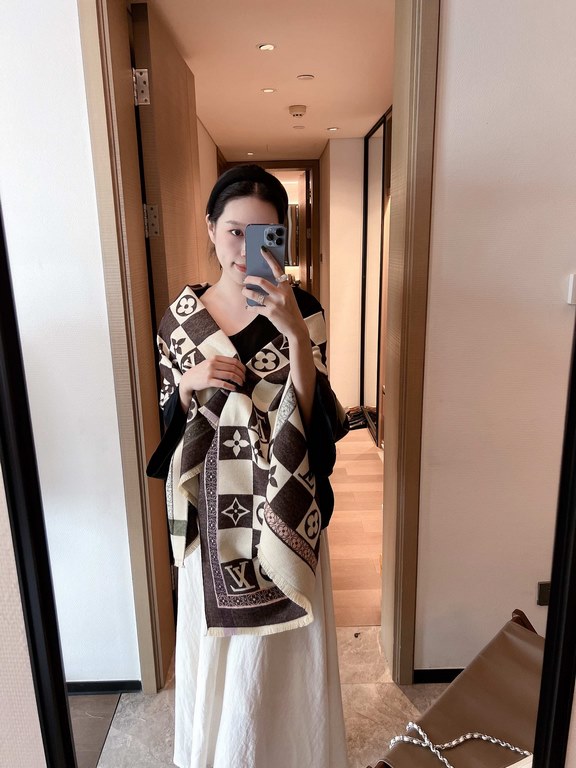 LV counter new, foreign counter special. Scarf shawl, luxury atmosphere small qualification tone   exquisite all the beautiful language used in it is not too much, the fashion mirror badge skillfully combined in the scar