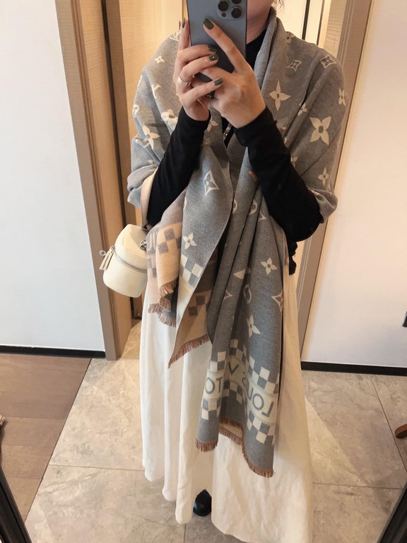 Original single authentic , LV counter new, foreign counter special. Scarf shawl, luxury atmosphere small qualifications   exquisite all the beautiful language used in it is not too much, the fashion mirror badge skillfu