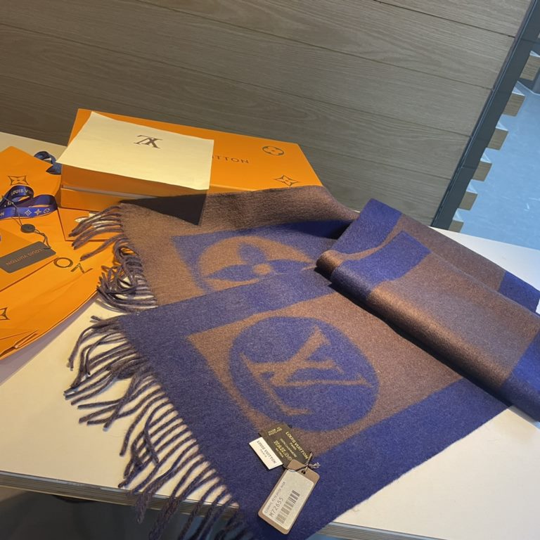 Explosive new    LV exclusive cattle goods   Luxury in the size between the high-end quality   with super high cashmere quality to be favored by this brand   This boutique is the market and its rare scarf knitting, it is