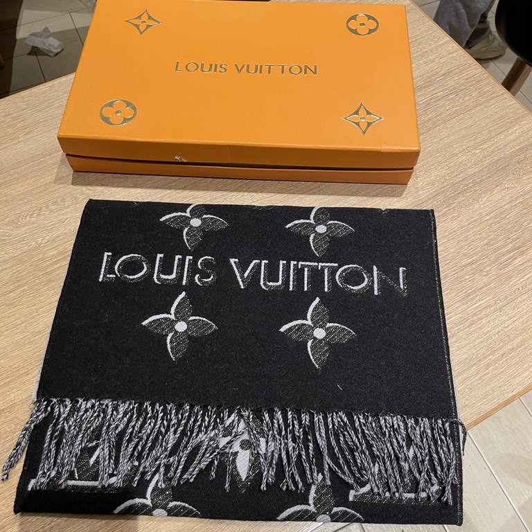 LV donkey family newest scarf classic pattern redesigned properly versatile models, fried chicken bright eye logo design classic milk tea color scheme really do not look too good 100% wool feel simply fine yarn weaving s