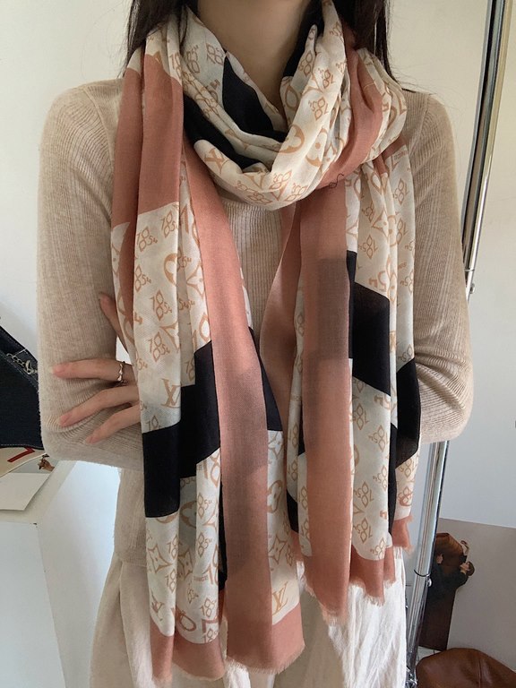 Lv's new four-leaf clover  print with the classic Monogram pattern and many of Louis Vuitton's signature design elements give this new scarf an enduring fashionable appeal. This scarf will add a touch of sophistication t