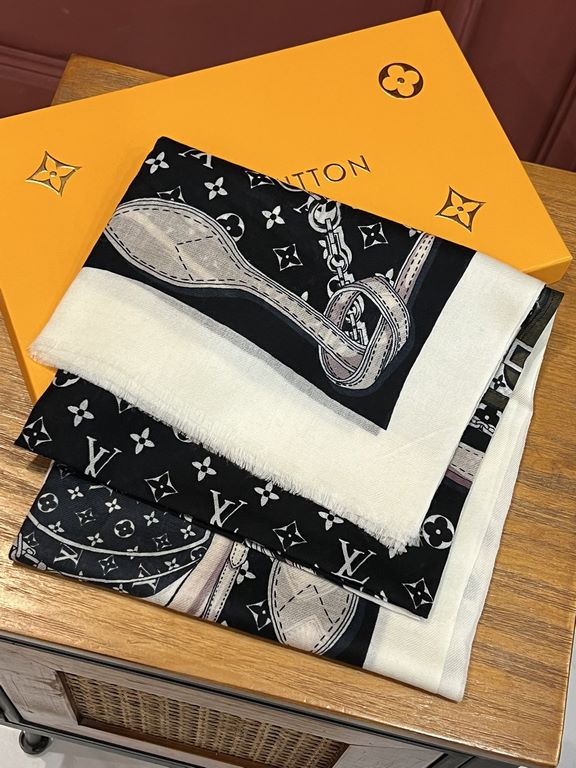 The new genuinely awesome   [LV] thin cashmere long scarf this paragraph cashmere long scarf counter synchronization   inkjet process presents vivid colors. The quality is super good   heavyweight giant  VIP customers mu