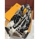 The new genuinely awesome   [LV] thin cashmere long scarf this paragraph cashmere long scarf counter synchronization   inkjet process presents vivid colors. The quality is super good   heavyweight giant  VIP customers mu