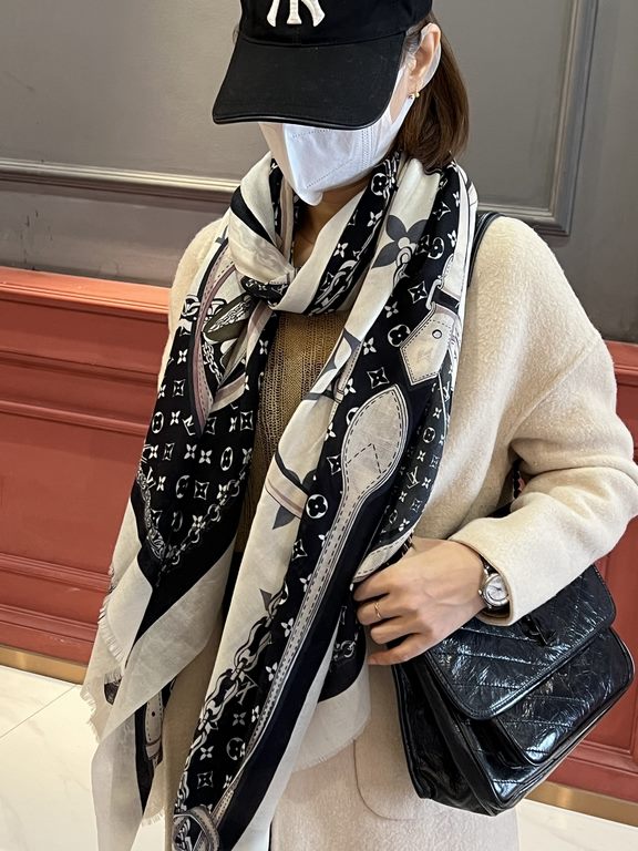 The new genuinely awesome   [LV] thin cashmere long scarf this paragraph cashmere long scarf counter synchronization   inkjet process presents vivid colors. The quality is super good   heavyweight giant  VIP customers mu