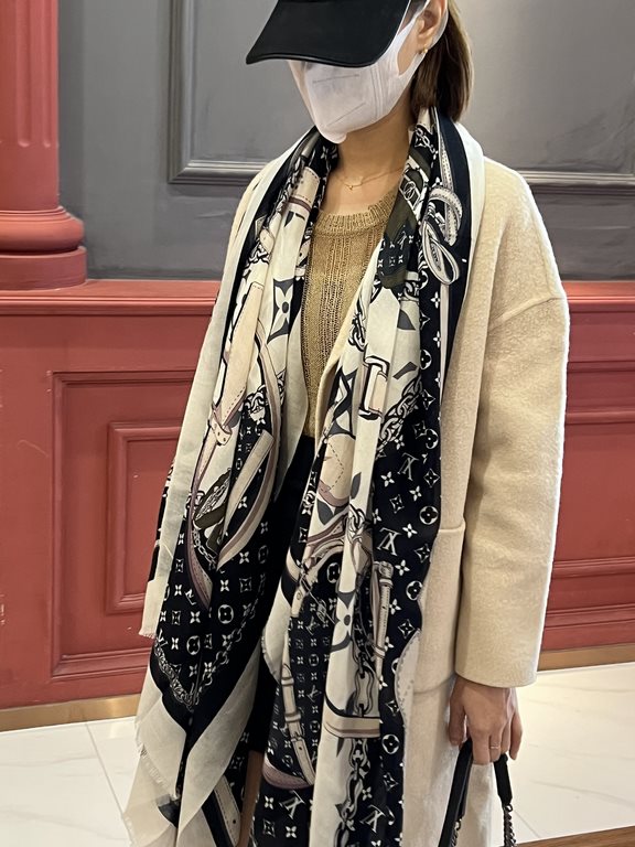 The new genuinely awesome   [LV] thin cashmere long scarf this paragraph cashmere long scarf counter synchronization   inkjet process presents vivid colors. The quality is super good   heavyweight giant  VIP customers mu