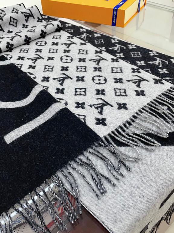 Series really only serve LV   scarf thickness is very warm, soft feel ~ we this price is really more than pro-mother! Physical hand absolutely feel super value to home   this year is very popular such a large shawl ~ out