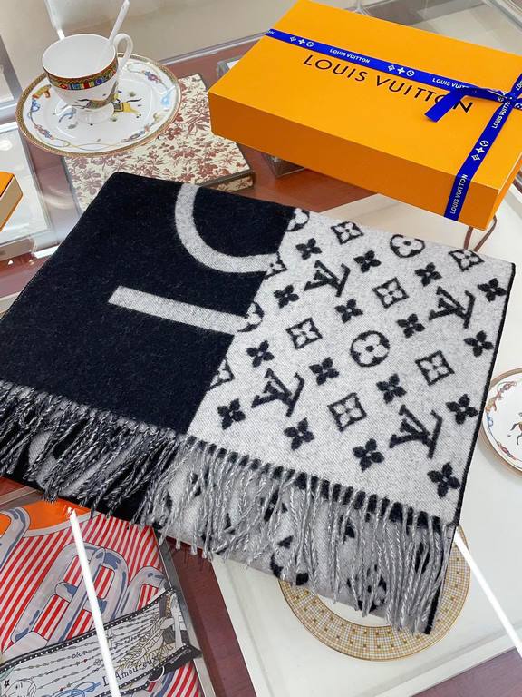 Series really only serve LV   scarf thickness is very warm, soft feel ~ we this price is really more than pro-mother! Physical hand absolutely feel super value to home   this year is very popular such a large shawl ~ out