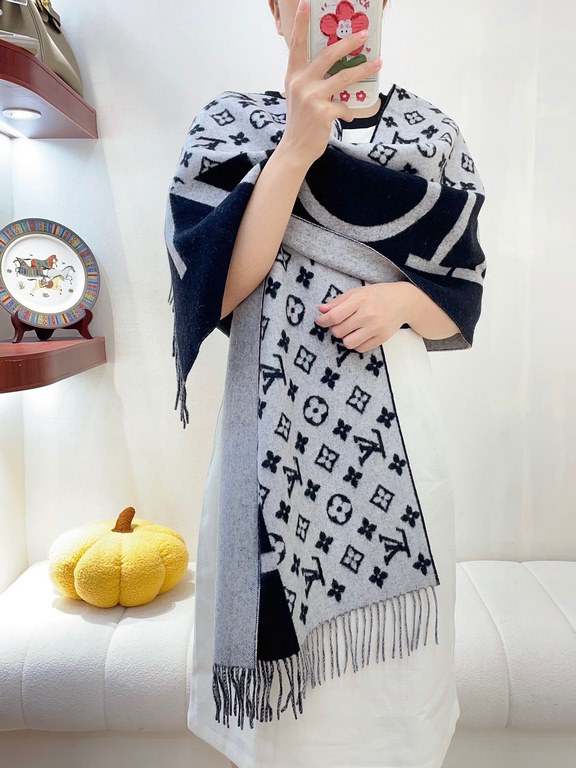 Series really only serve LV   scarf thickness is very warm, soft feel ~ we this price is really more than pro-mother! Physical hand absolutely feel super value to home   this year is very popular such a large shawl ~ out