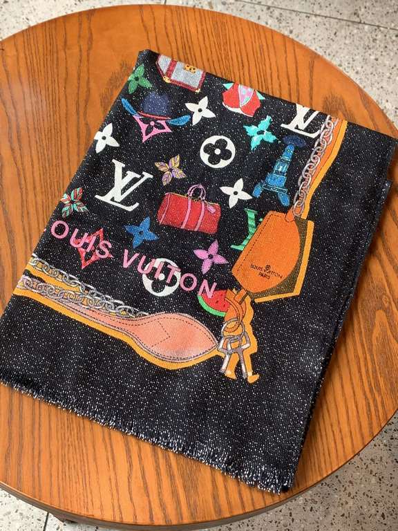 Will glow bright scarf 2023 spring new limited series popping to la LV original single authentic. Early fall staple models. Wear Le Tout Paris long scarf LV bags and the bottom of the logo rich details, more feminine cha