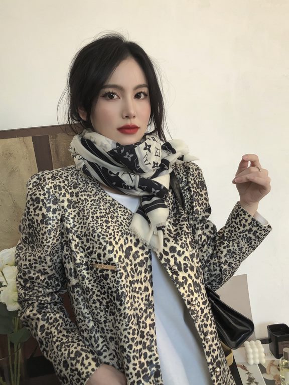 Fashionable and versatile! LV new old flower long scarf] A great item to enhance your temperament and taste! Four seasons must have! Really unbeatable and practical! Lv rare cashmere long scarf, ! Fabric feel really good