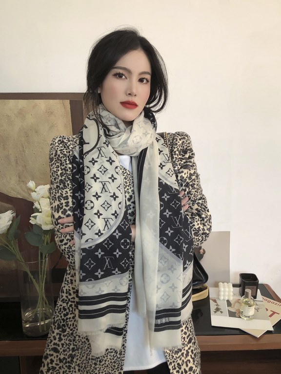 Fashionable and versatile! LV new old flower long scarf] A great item to enhance your temperament and taste! Four seasons must have! Really unbeatable and practical! Lv rare cashmere long scarf, ! Fabric feel really good