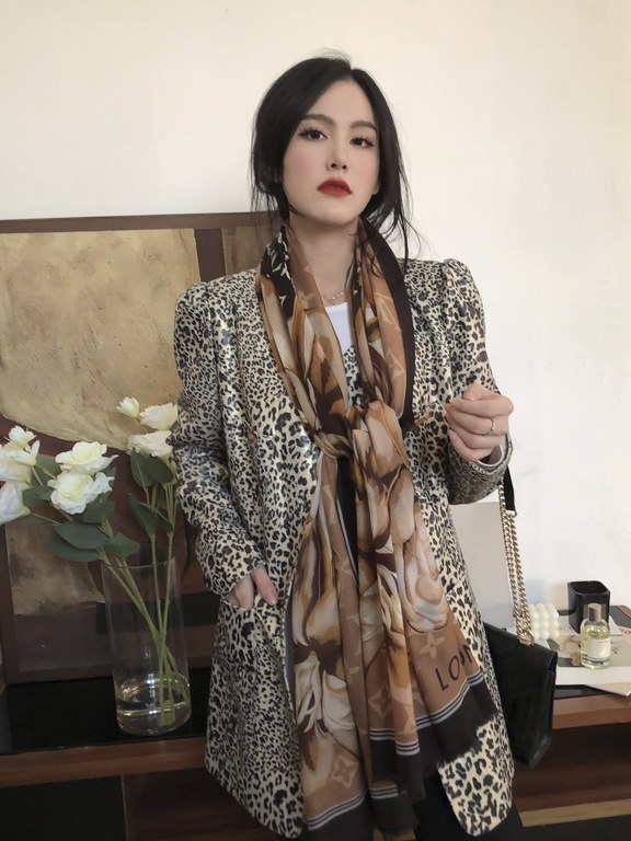 New on   really praise   donkey home new [L floral long scarf], convergence of Louis Vuitton elements Monogram flowers, LV letters, gradient color with cashmere fabric gorgeous texture, and ready-to-wear and accessories 