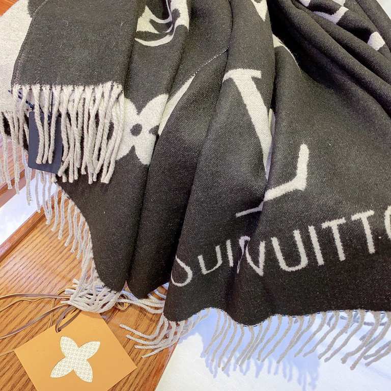 Louis Vuitton       High-end Rabbit Velvet Scarf Shawl The classic four-leaf clover motif with the soul of the brand LV motif The deep-rooted classic low-profile but releases the luxury and elegance Superb hand feel on t