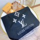 Louis Vuitton       High-end Rabbit Velvet Scarf Shawl The classic four-leaf clover motif with the soul of the brand LV motif The deep-rooted classic low-profile but releases the luxury and elegance Superb hand feel on t