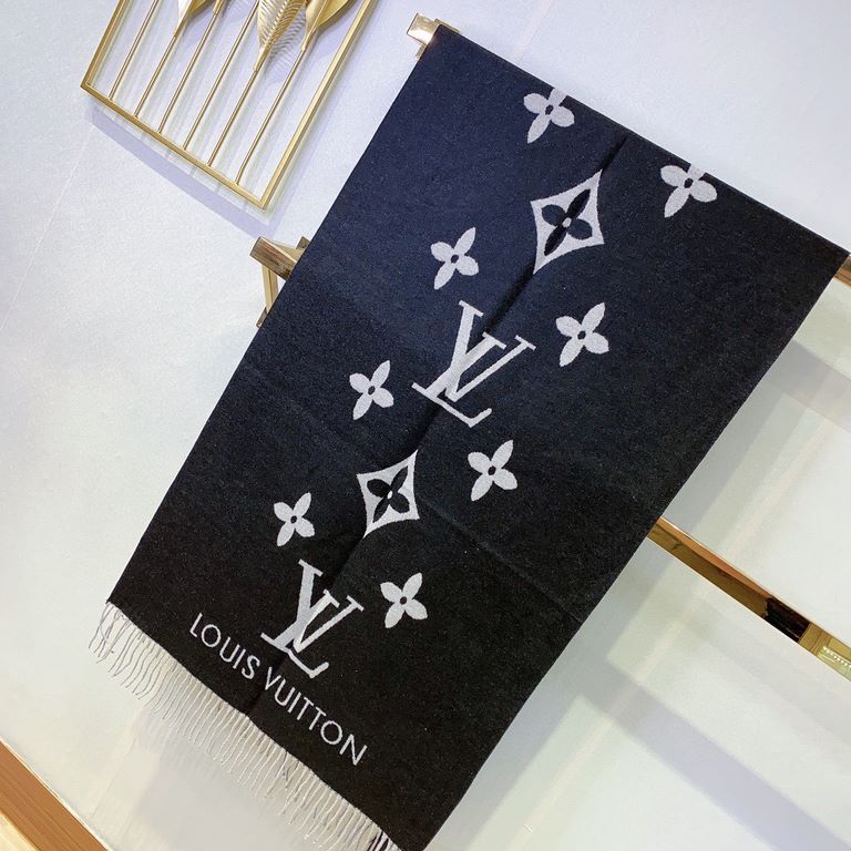 Louis Vuitton       High-end Rabbit Velvet Scarf Shawl The classic four-leaf clover motif with the soul of the brand LV motif The deep-rooted classic low-profile but releases the luxury and elegance Superb hand feel on t