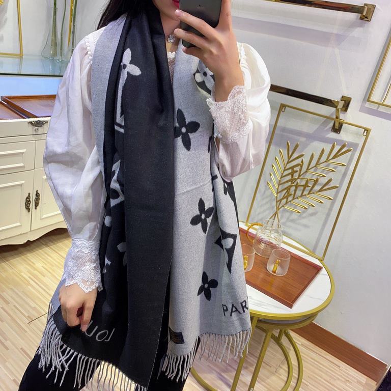 Louis Vuitton       High-end Rabbit Velvet Scarf Shawl The classic four-leaf clover motif with the soul of the brand LV motif The deep-rooted classic low-profile but releases the luxury and elegance Superb hand feel on t