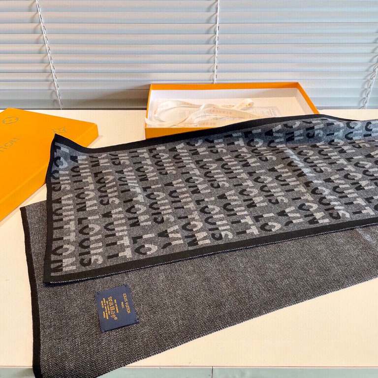 Price LV synchronized counter, high-end cashmere knitted scarf! Can be formal, can be casual, this knitting method is more difficult, and very costly yarn, double-sided color blocking! The process is very difficult! Defi