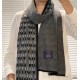 Price LV synchronized counter, high-end cashmere knitted scarf! Can be formal, can be casual, this knitting method is more difficult, and very costly yarn, double-sided color blocking! The process is very difficult! Defi