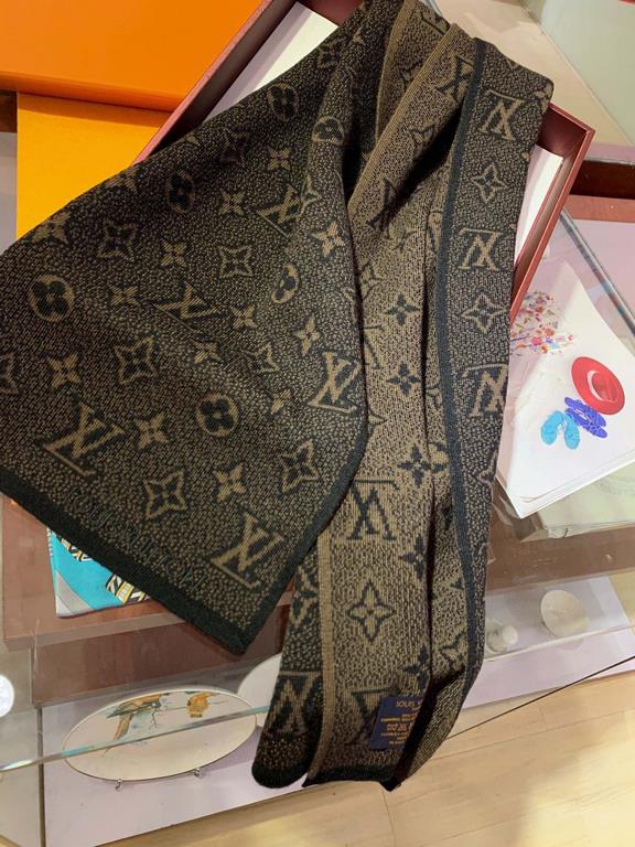 Men's things pay attention to less but fine, good-looking men's models must be collected! This LV men's scarf, the style is very masculine, is very Classical design in the men's models, classic and generous   fabrics use