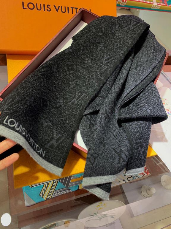 Men's things pay attention to less but fine, good-looking men's models must be collected! This LV men's scarf, the style is very masculine, is very Classical design in the men's models, classic and generous   fabrics use