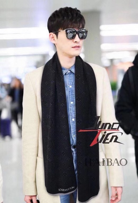 Men's things pay attention to less but fine, good-looking men's models must be collected! This LV men's scarf, the style is very masculine, is very Classical design in the men's models, classic and generous   fabrics use