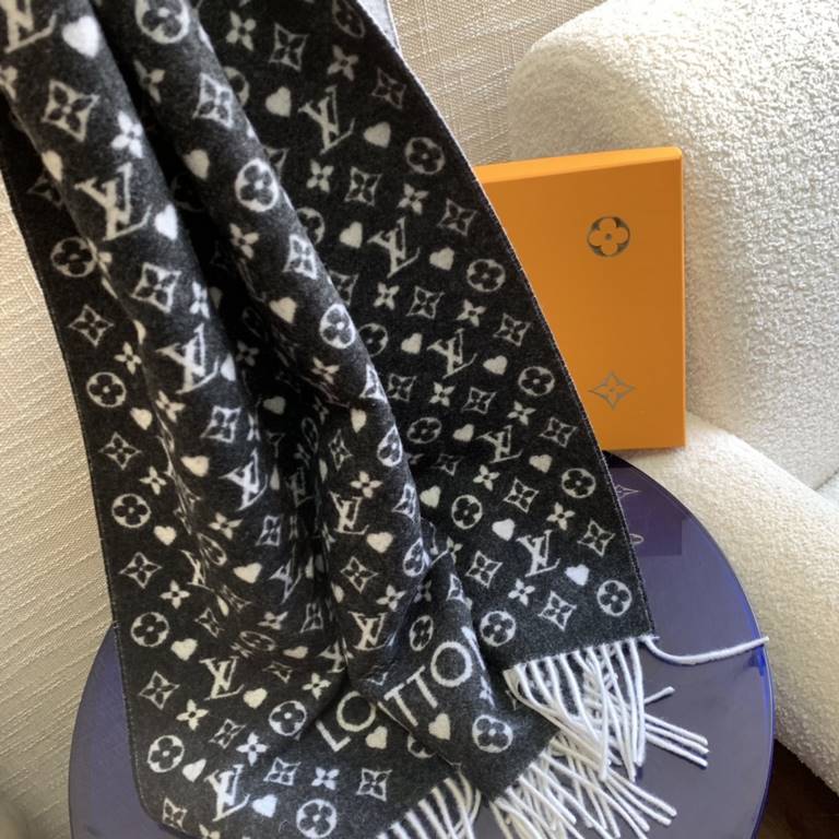 [  can be trusted with a high level of chic!!! Quality is super awesome, this price is truly super value to home! LV another fall and winter models scarf, old flower is LV's most fashionable design! The special thing abo