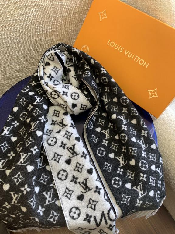 [  can be trusted with a high level of chic!!! Quality is super awesome, this price is truly super value to home! LV another fall and winter models scarf, old flower is LV's most fashionable design! The special thing abo