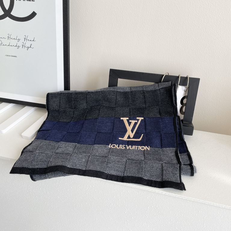 Price Explosion on the new couple models     LV exclusive cattle goods   Luxury in the size between the high-end quality   has a super high quality of cashmere to be favored by this brand   This boutique is the market an