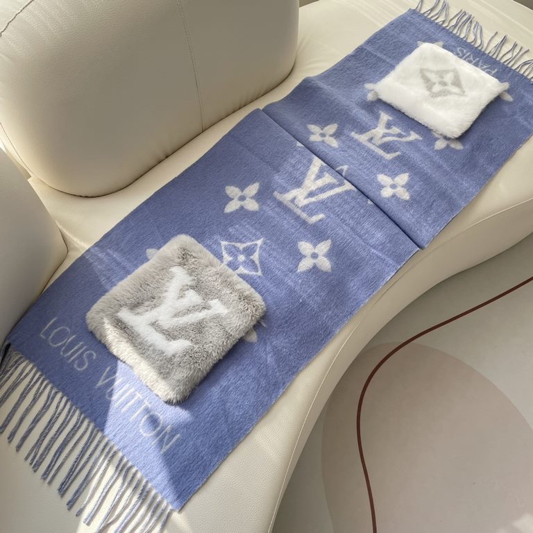 LV Pocket Cashmere Scarf   LV's new shawl scarf, a continuation of the winter classic   cashmere embellished with rabbit fur   pockets, inlaid with Monogram motifs for a more dignified look, with a long tassel in a large