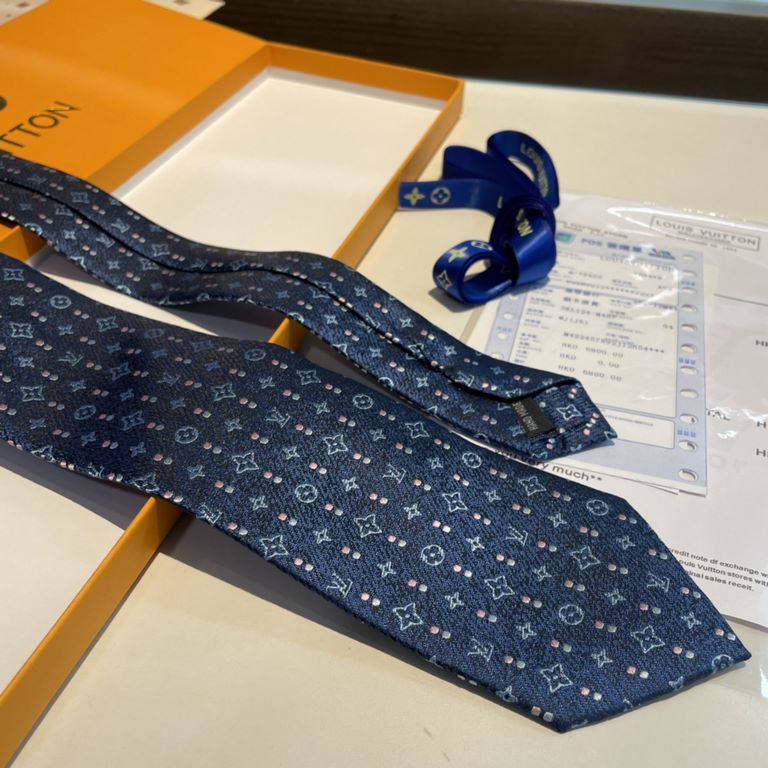 PricePackaging    counter with    exquisite small Logo jacquard, low-key luxury atmosphere of the color scheme, this tie will be Lv's iconic Damier pattern in the same tone of color technique interpretation of more elega