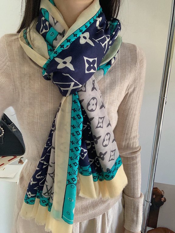 LV new old flower long scarf】Great item to enhance temperament and taste! Four seasons must have! Really unbeatable practical! Lv rare cashmere long scarf, ! Fabric feel really good, a simple try, you know it is what you