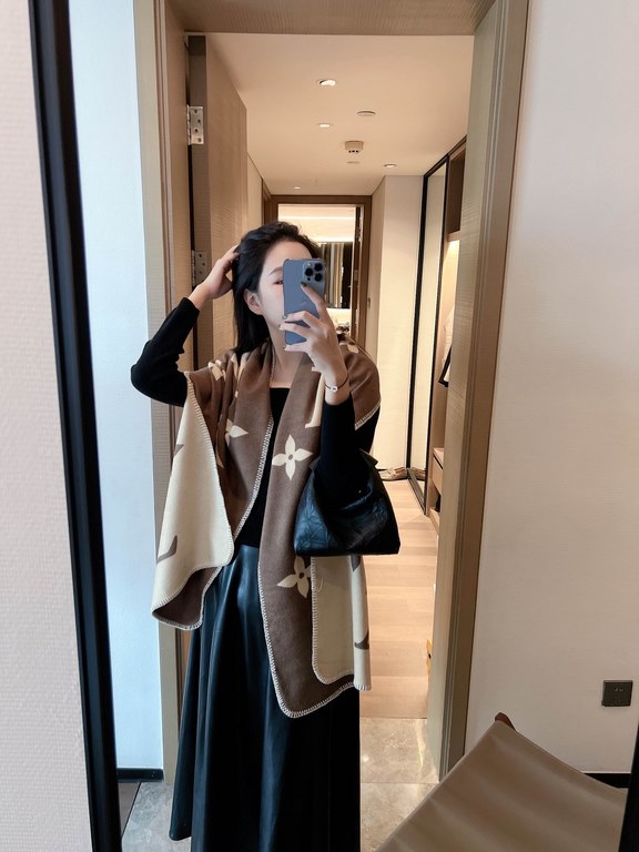 LV counter new, exquisite triangular needle lock edge Foreign counter special. Scarf shawl, luxury atmosphere small qualification   exquisite all the beautiful language used in it are not too much, the fashion mirror bad