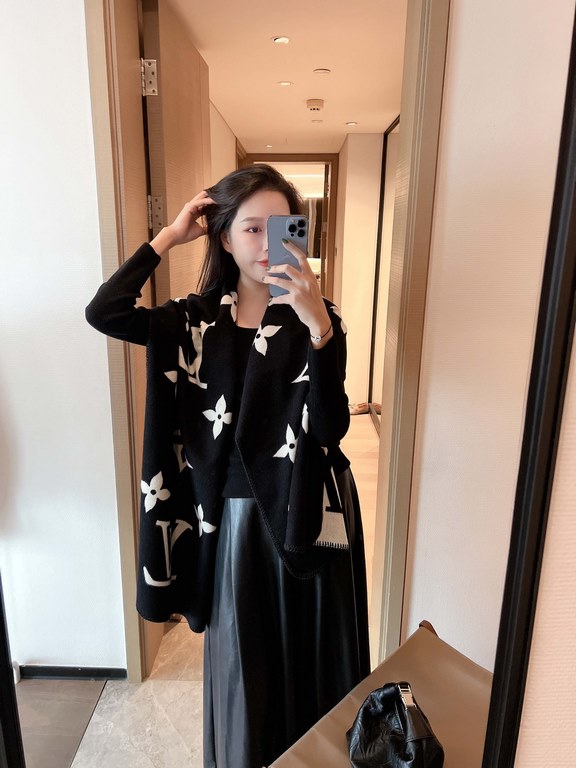 LV counter new, exquisite triangular needle lock edge Foreign counter special. Scarf shawl, luxury atmosphere small qualification   exquisite all the beautiful language used in it are not too much, the fashion mirror bad